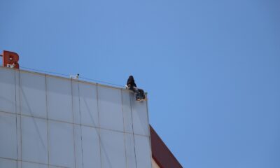 Hastanenin çatısına çıkan genci polis ikna ederek aşağı indirdi