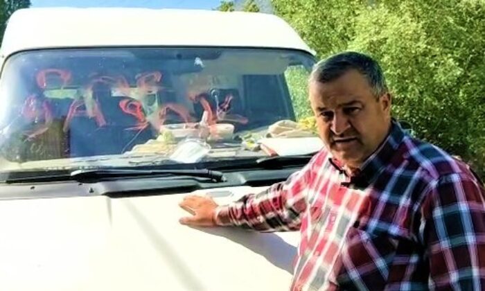 Hatalı park yapılmasından usanan muhtar, fırçayla ayar verdi