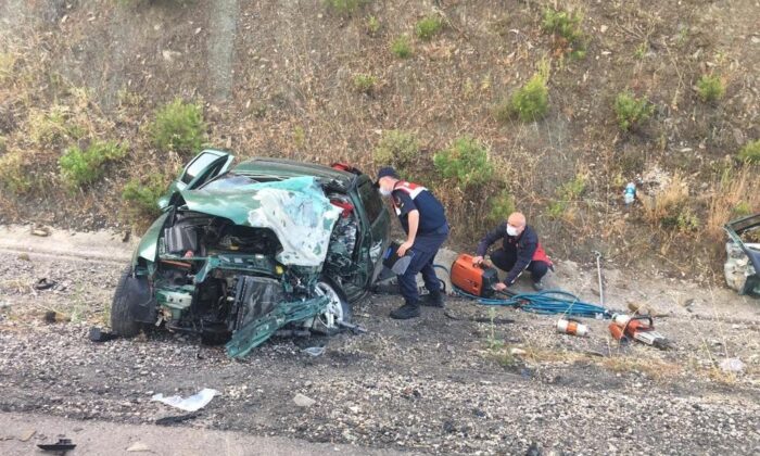 Hatalı sollama kaza getirdi, 2’si ağır 3 kişi yaralandı