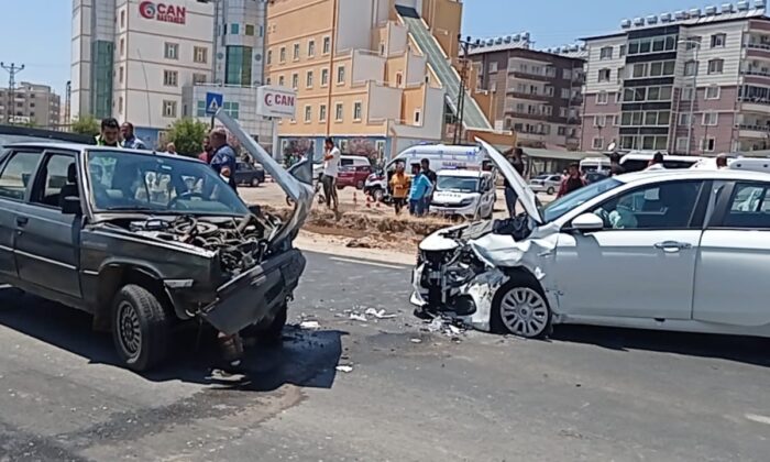 Hatay’da iki otomobil kafa kafaya çarpıştı: 4 yaralı