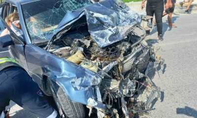 Hatay’da otomobil ile minibüs kafa kafaya çarpıştı: 3 yaralı