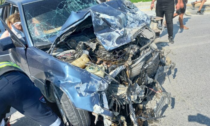 Hatay’da otomobil ile minibüs kafa kafaya çarpıştı: 3 yaralı