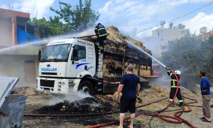 Hatay’da saman yüklü kamyon yandı