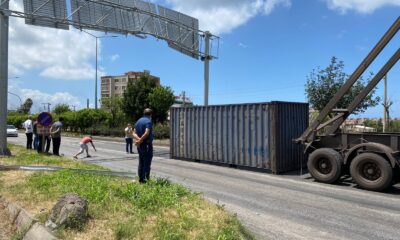 Hatay’da tırın açılan dorsesi yön levhalarına çarptı
