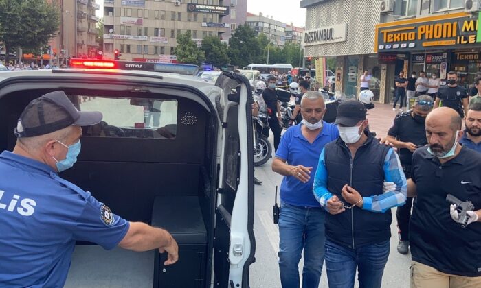 Havaya ateş eden şahıs polisi görünce kendini iş yerine kilitledi