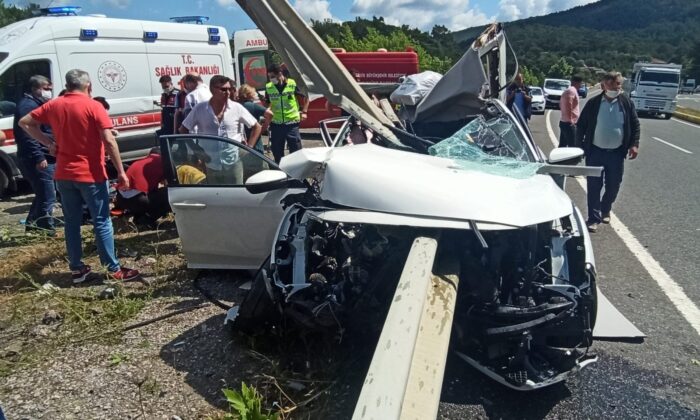 Havran’da araç refüje girdi: 5 yaralı