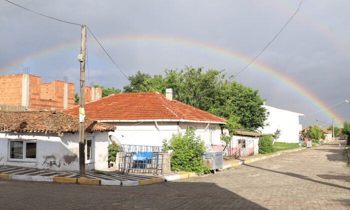Hayrabolu’da yağmur sonrası çıkan gökkuşağı büyüledi