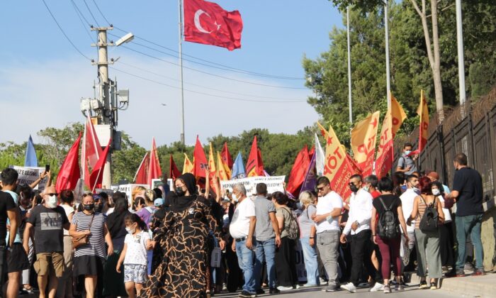 HDP İl Binasındaki saldırıda ölen Deniz Poyraz’ın cenazesinde kısa süreli gerginlik