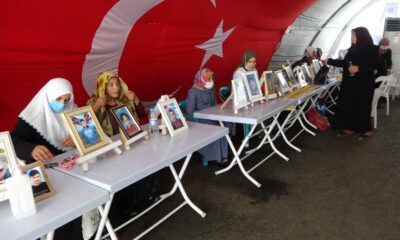 HDP önündeki evlat nöbetindeki anne: “Oğlumun elinden mikrofonu aldılar, silah verdiler”