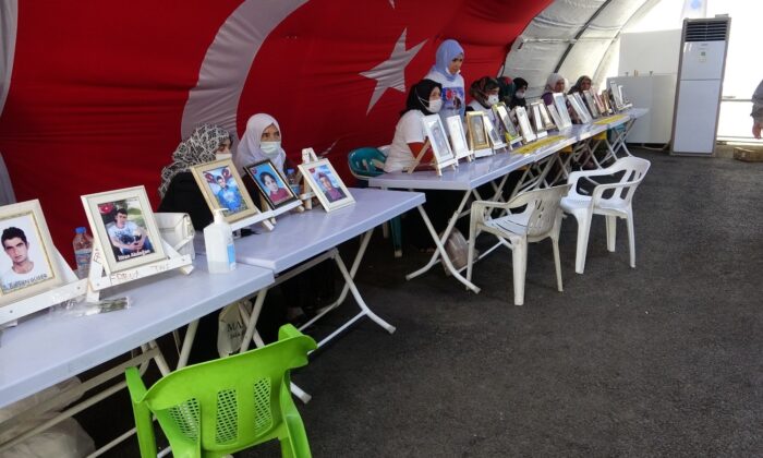 HDP önündeki evlat nöbetindeki anneden kızına teslim ol çağrısı