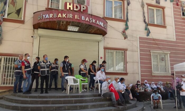 HDP önündeki nöbete bir aile daha katıldı