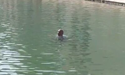 Herkesin gözü önünde Balıklıgöl’e girip yüzdü