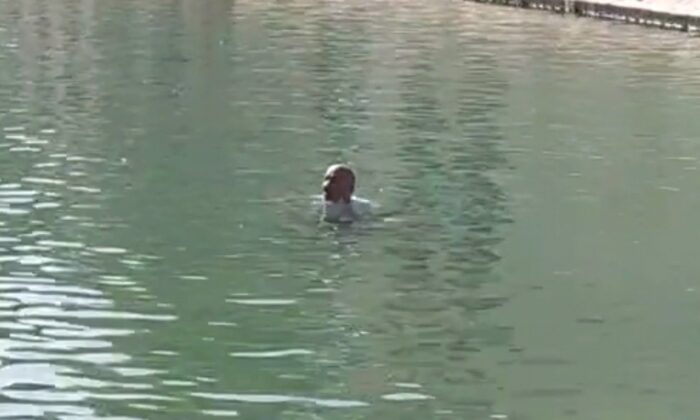 Herkesin gözü önünde Balıklıgöl’e girip yüzdü