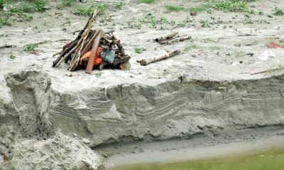 Hindistan’da şiddetli yağış gömülmüş yüzlerce cesedi ortaya çıkardı