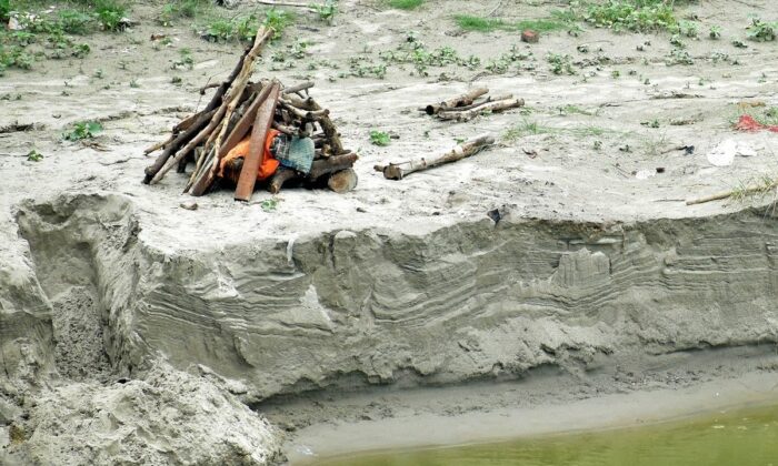 Hindistan’da şiddetli yağış gömülmüş yüzlerce cesedi ortaya çıkardı