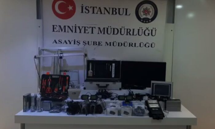 Hırdavatçı komşularını soyan hırsızlar kamerada