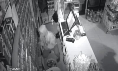 Hırsızlık yaptığı yerlere iz bırakmamak için gazlı içecek döktü: O anlar kamerada