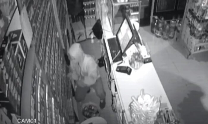 Hırsızlık yaptığı yerlere iz bırakmamak için gazlı içecek döktü: O anlar kamerada