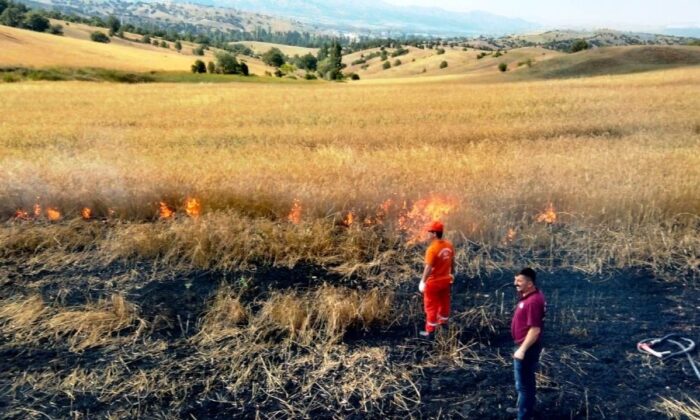 Hisarcık’ta yüksek gerilim hattı koptu, hububat tarlası alev alev yandı