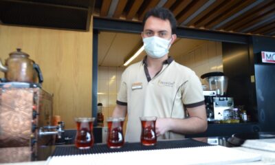 Hizmet sektörünün bel kemiği garsonlar müşterilere kavuşmanın mutluluğunu yaşıyor