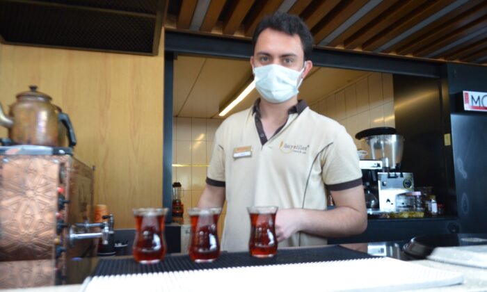 Hizmet sektörünün bel kemiği garsonlar müşterilere kavuşmanın mutluluğunu yaşıyor