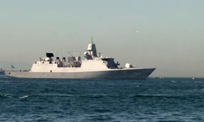 Hollanda savaş gemisi Sarayburnu’na demirledi