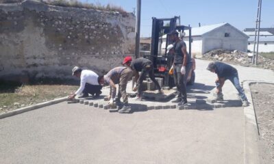 Horasan’da mahallelere kilitli taş çalışması