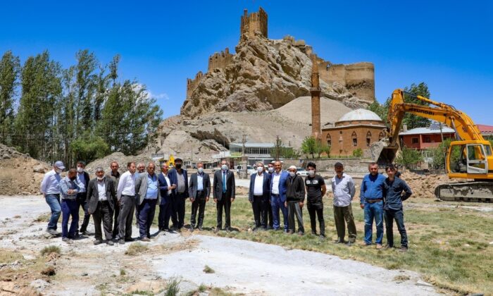 Hoşab Kalesi’ni ihtişamına kavuşturacak projenin startı verildi