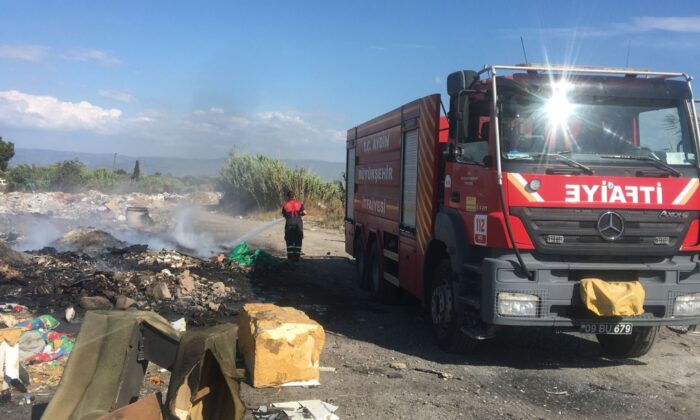 Hurda koltuğun tellerini çıkarırken yangına sebep oldu