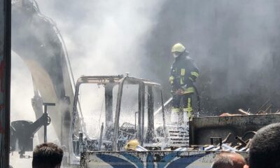 Hurdalıkta çıkan yangında iş makinesi ve kamyonet kül oldu