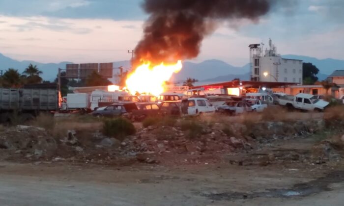 Hurdalıktaki araçlar alev alev yandı