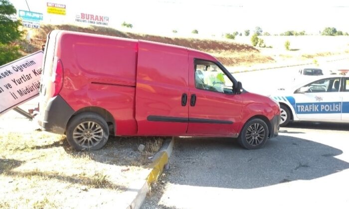 Hurdaya dönen aracın sürücü kazayı hafif sıyrıklarla atlattı