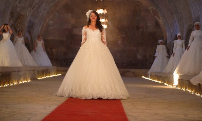 Iğdırlı genç kızlar podyumda boy gösterdi