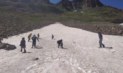 Iğdırlı miniklerin Haziran ayında kartopu ve kayak keyfi