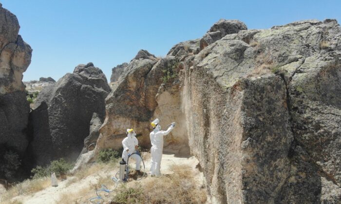 İHA gündeme getirdi, Kapadokya’da peribacaları sprey boyalardan temizlendi