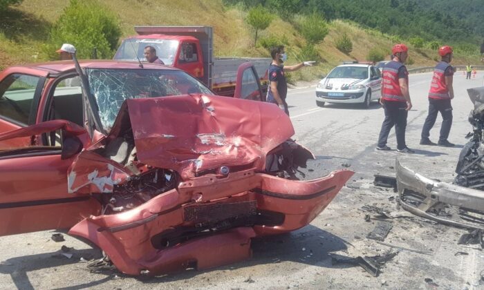 İki araç kafa kafaya çarpıştı: 1 ölü, 2 yaralı