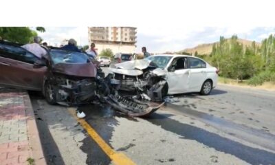 İki aracın çarpıştığı kazada 4 kişi yaralandı