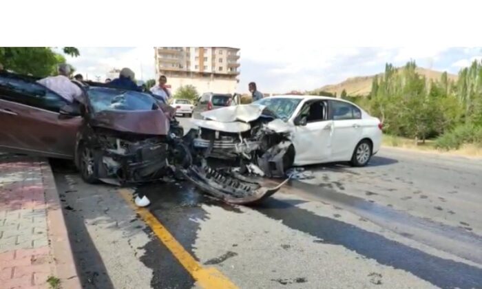 İki aracın çarpıştığı kazada 4 kişi yaralandı