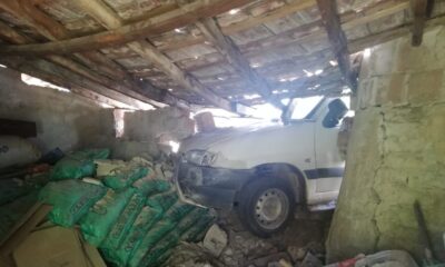 İki hafif ticari aracın çarpıştığı kaza kamerada: 2 yaralı