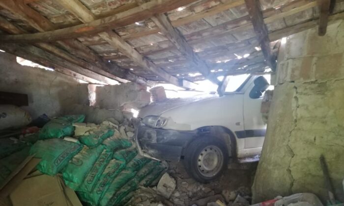 İki hafif ticari aracın çarpıştığı kaza kamerada: 2 yaralı