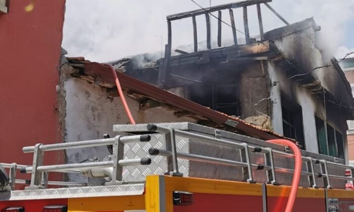 İki katlı ahşap evde çıkan yangın korkuttu