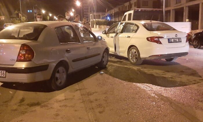 İki otomobil çarpıştı: 2 yaralı