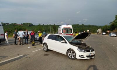 İki otomobil çarpıştı: 3 yaralı