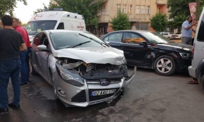 İki otomobil çarpıştı: 3 yaralı