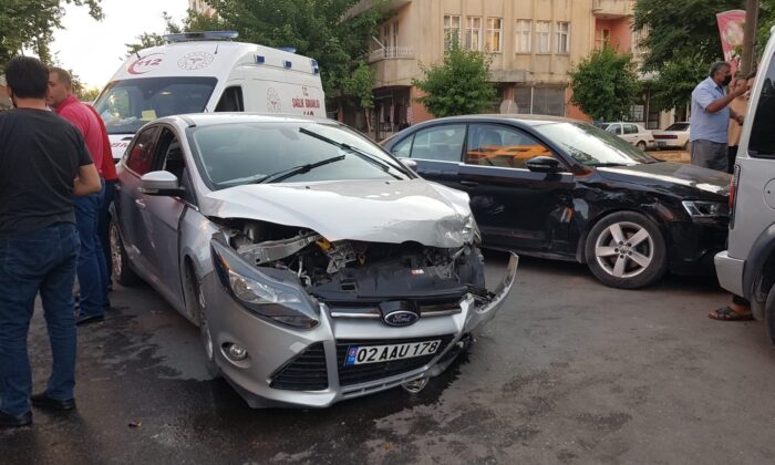 İki otomobil çarpıştı: 3 yaralı