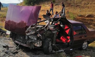 İki otomobil kafa kafaya çarpıştı: 3 kişi yaralandı