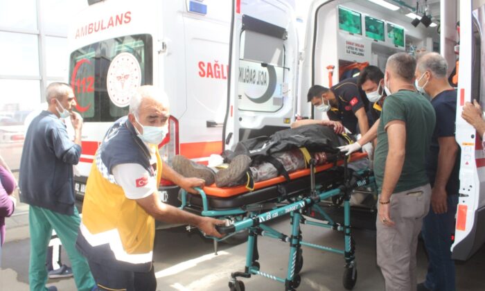 İki otomobil kafa kafaya çarpıştı: 3 yaralı