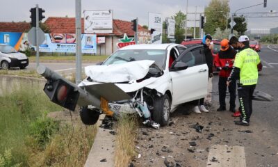 İki otomobil kavşakta birbirine girdi: 4 yaralı