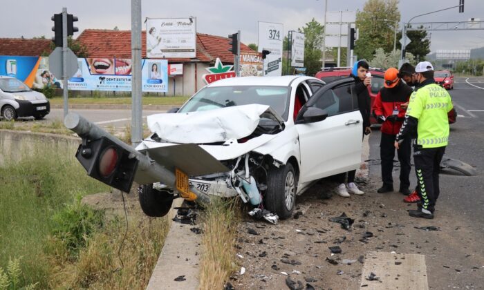 İki otomobil kavşakta birbirine girdi: 4 yaralı