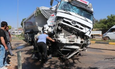İki tır kafa kafaya çarpıştı: 1’i ağır 2 yaralı
